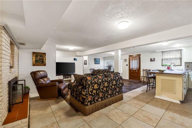 3803 NW 62nd Street, Kansas City, MO 64151