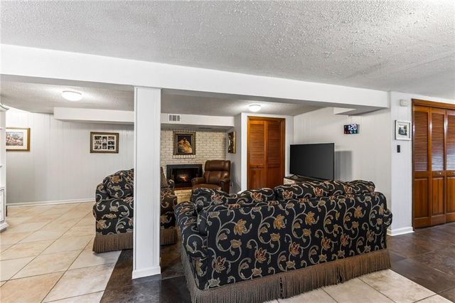 3803 NW 62nd Street, Kansas City, MO 64151