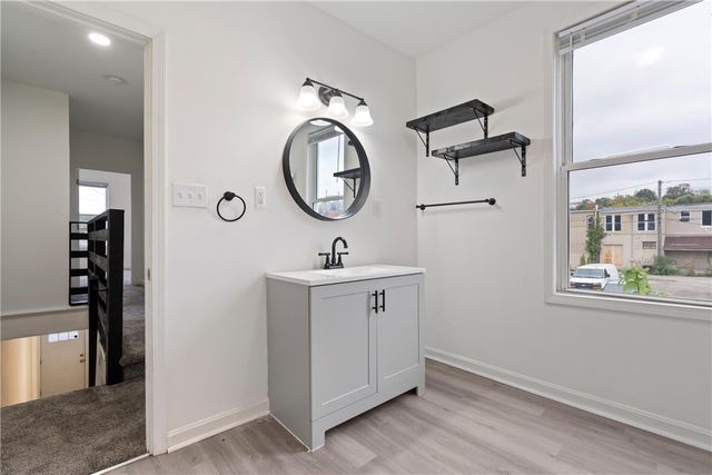 222 S 6th St, Jeannette, PA 15644