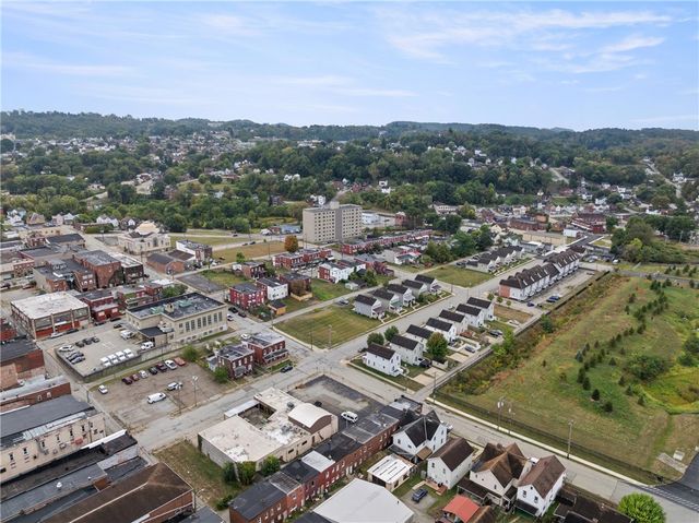 222 S 6th St, Jeannette, PA 15644