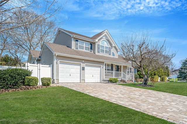 1 Ivy Court, Centereach, NY 11720