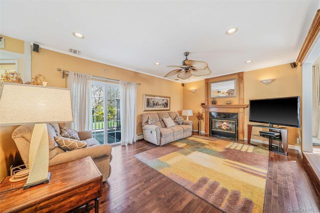1 Ivy Court, Centereach, NY 11720