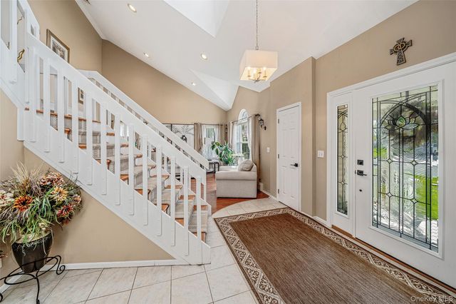 1 Ivy Court, Centereach, NY 11720
