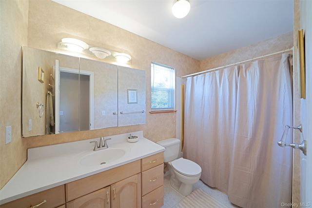 1 Ivy Court, Centereach, NY 11720
