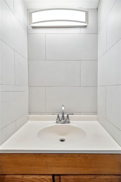Image 15 of property listing at 211 NE 8th Ave 407, Hallandale Beach, FL 33009