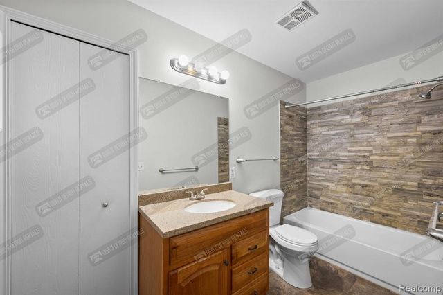 2249 S Commerce Road, Wolverine Lake, MI 48390