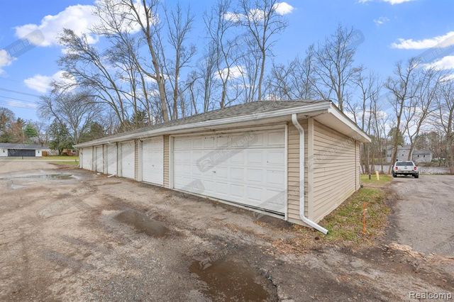 2249 S Commerce Road, Wolverine Lake, MI 48390