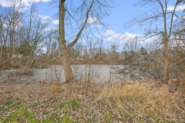 2249 S Commerce Road, Wolverine Lake, MI 48390