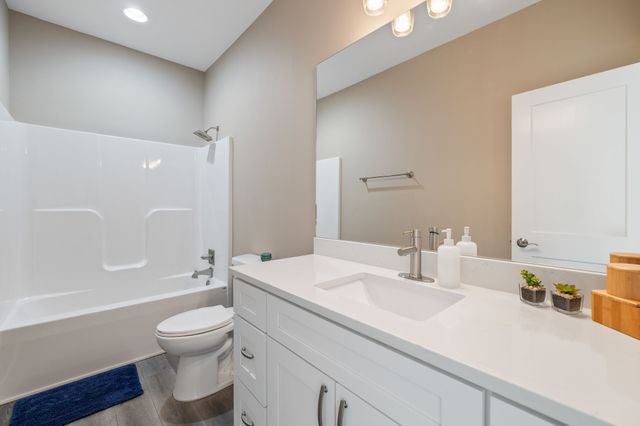 8881 Scarlet Drive, West Des Moines, IA 50266