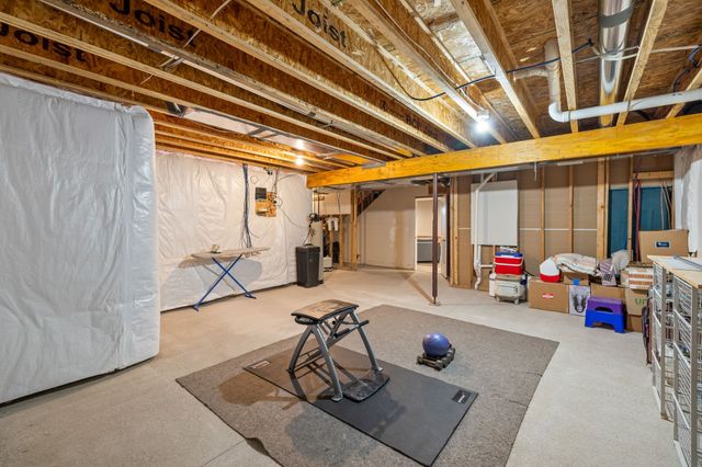 8881 Scarlet Drive, West Des Moines, IA 50266