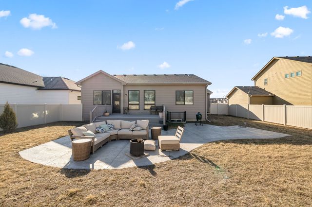 8881 Scarlet Drive, West Des Moines, IA 50266