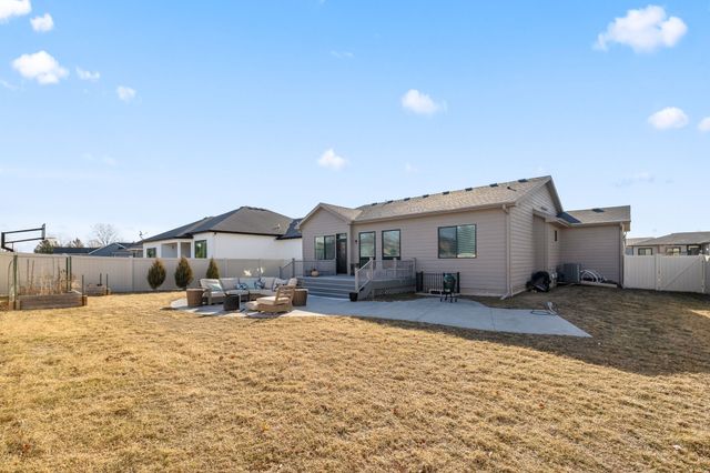 8881 Scarlet Drive, West Des Moines, IA 50266