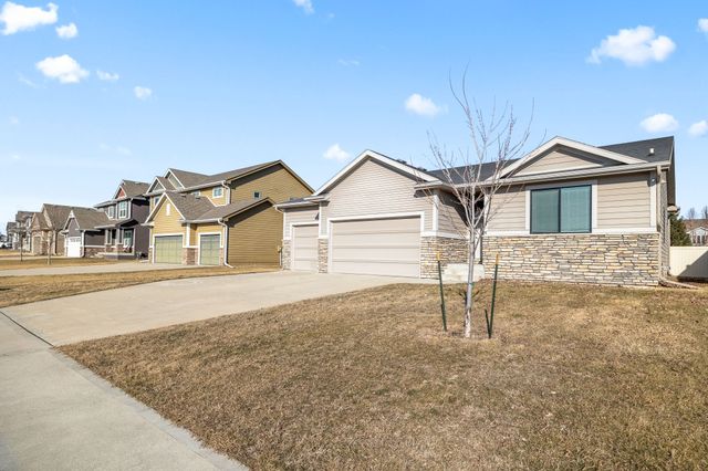 8881 Scarlet Drive, West Des Moines, IA 50266