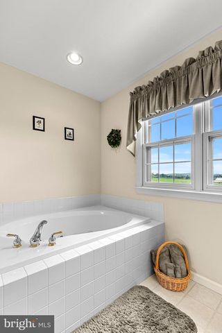 1347 STERLING DR, York, PA 17404