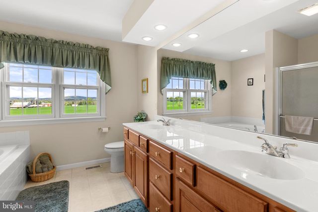 1347 STERLING DR, York, PA 17404