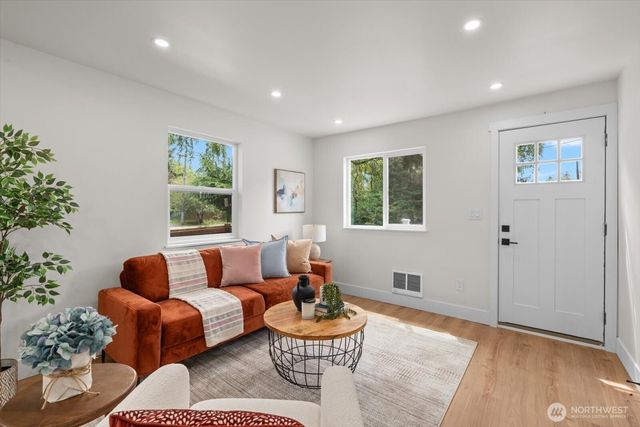 1710 SW 106 Street, Seattle, WA 98146