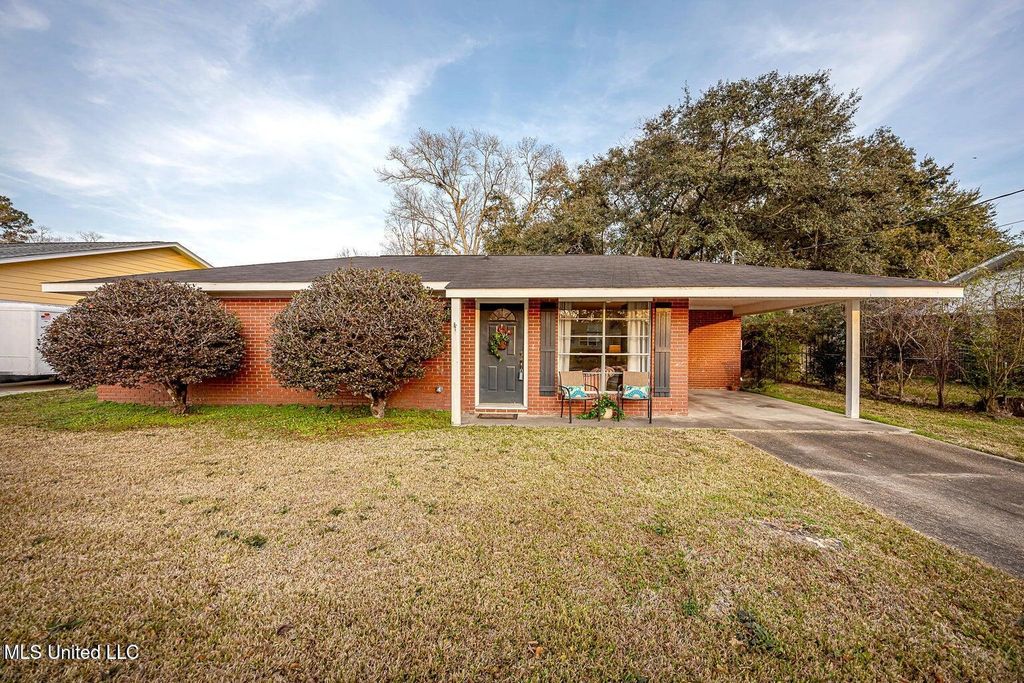 407 Holly Street, Ocean Springs, MS 39564