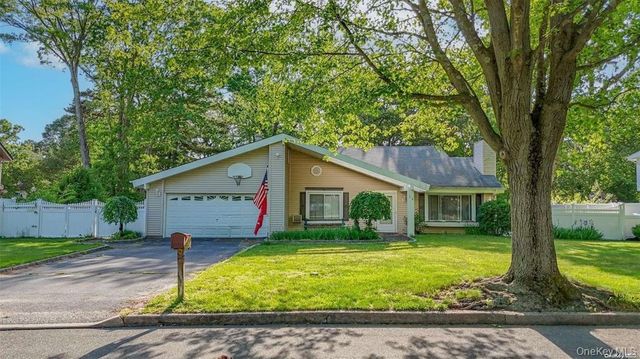 38 Glenmere Lane, Coram, NY 11727