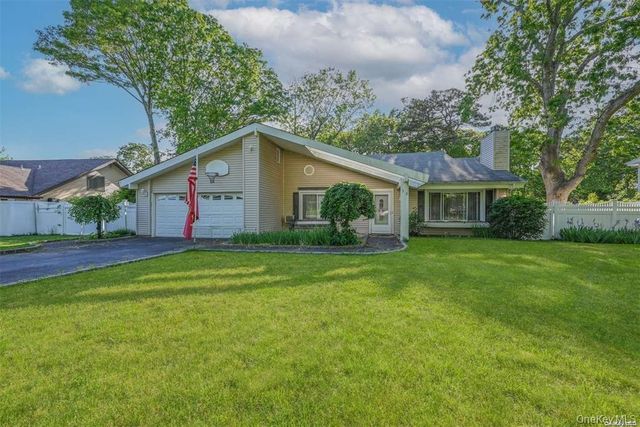 38 Glenmere Lane, Coram, NY 11727