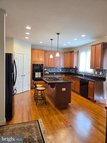 5394 MACDONALD RD, Woodbridge, VA 22193
