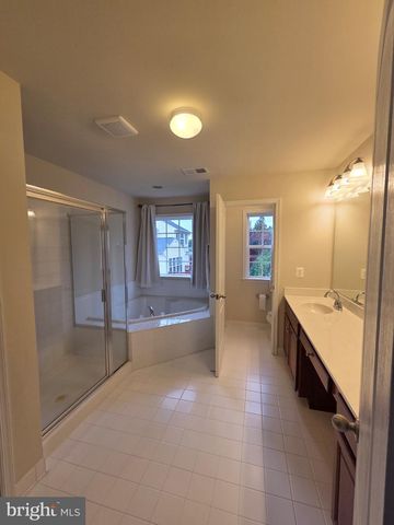5394 MACDONALD RD, Woodbridge, VA 22193