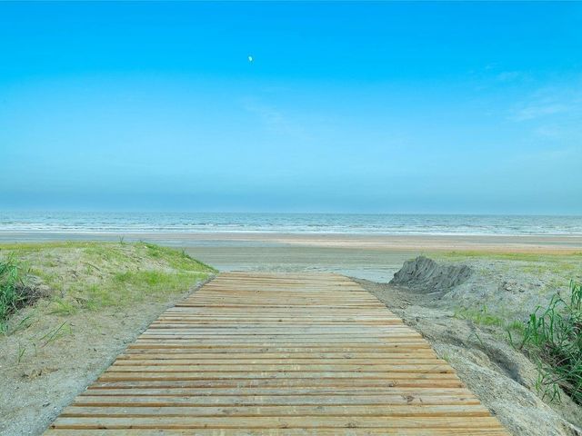 3847 Ohana Lane, Galveston, TX 77554