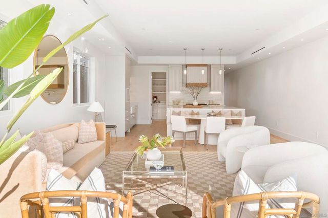 7216 FAY AVE, La Jolla, CA 92037