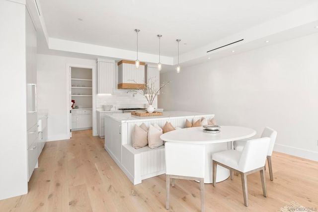 7216 FAY AVE, La Jolla, CA 92037