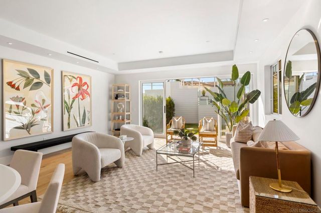 7216 FAY AVE, La Jolla, CA 92037