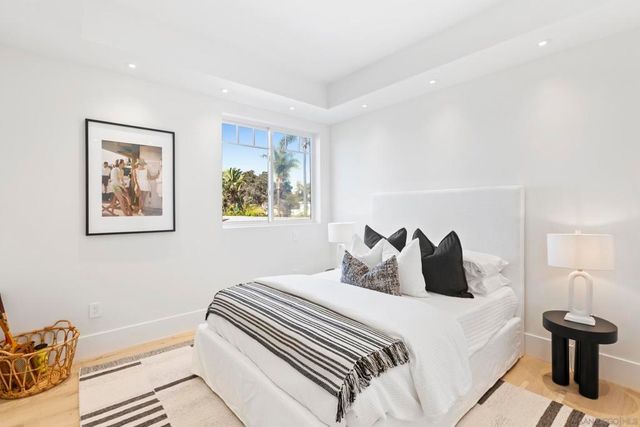 7216 FAY AVE, La Jolla, CA 92037