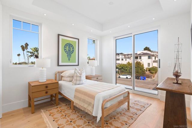 7216 FAY AVE, La Jolla, CA 92037