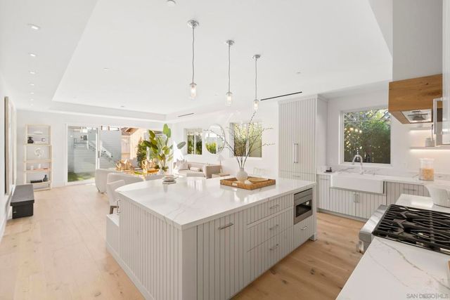 7216 FAY AVE, La Jolla, CA 92037