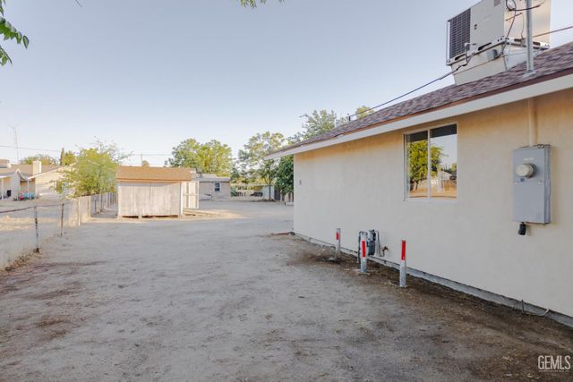 401 Klassen Drive, Shafter, CA 93263