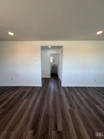 401 Klassen Drive, Shafter, CA 93263