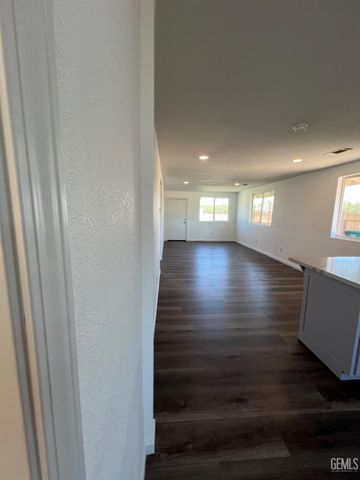 401 Klassen Drive, Shafter, CA 93263