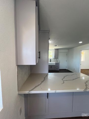 401 Klassen Drive, Shafter, CA 93263