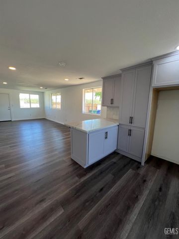 401 Klassen Drive, Shafter, CA 93263