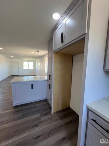 401 Klassen Drive, Shafter, CA 93263