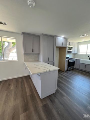 401 Klassen Drive, Shafter, CA 93263