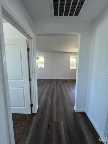 401 Klassen Drive, Shafter, CA 93263