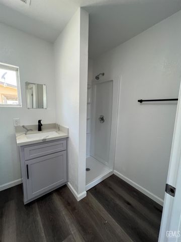 401 Klassen Drive, Shafter, CA 93263