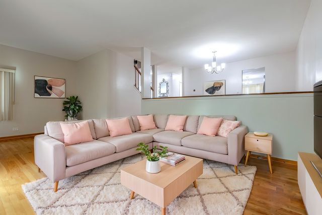 1013 Sussex Drive, Northbrook, IL 60062