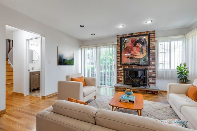 1013 Sussex Drive, Northbrook, IL 60062