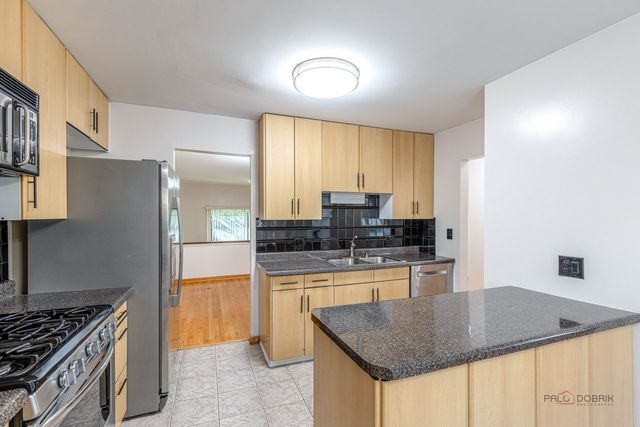 1013 Sussex Drive, Northbrook, IL 60062