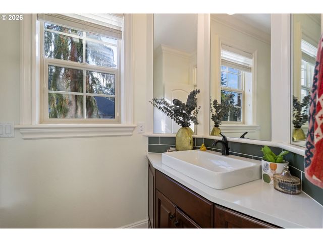 1201 Sw OPHELIA St, Portland, OR 97219