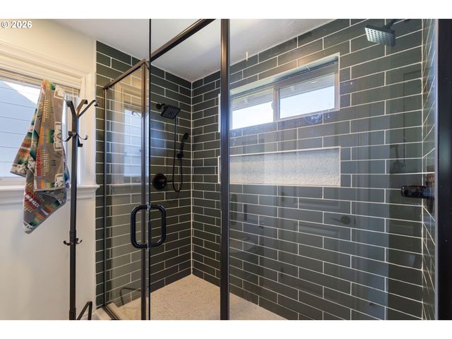 1201 Sw OPHELIA St, Portland, OR 97219