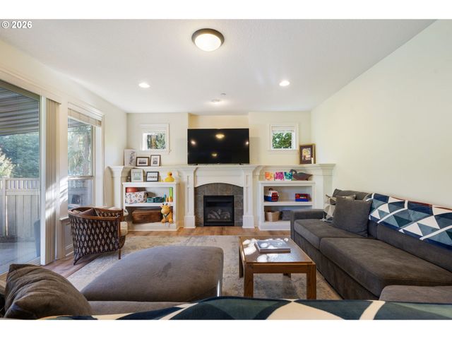 1201 Sw OPHELIA St, Portland, OR 97219