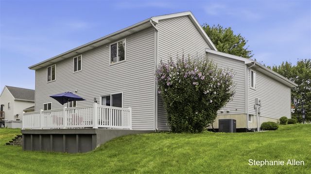 663 Ridgefield Drive, Coopersville, MI 49404