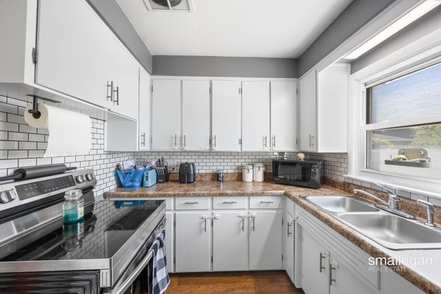 1059 W Summit Avenue, Roosevelt Park City, MI 49441