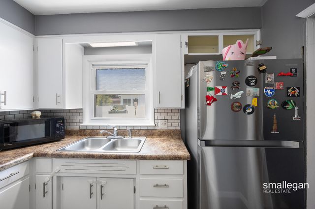 1059 W Summit Avenue, Roosevelt Park City, MI 49441